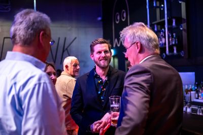 Gemeinsam feiern bei Electric Social